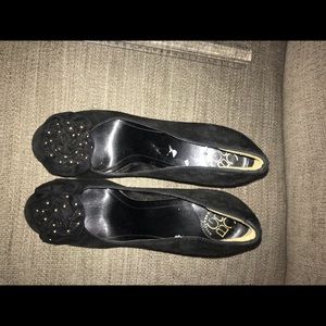 BCBG close tor pumps